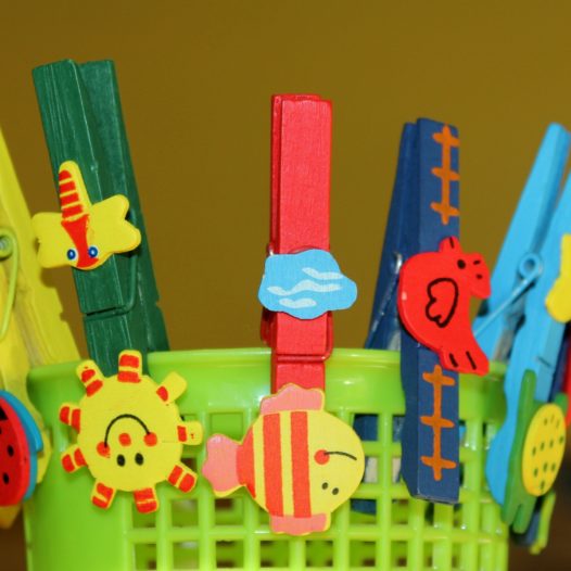Garść pomysłów na wykorzystanie zabaw klamerkowych w stymulowaniu rozwoju dziecka